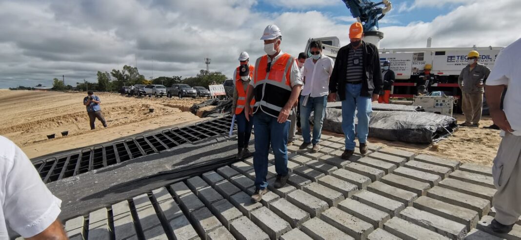 Ministro de MOPC verificó trabajos en la Defensa Costera de Pilar