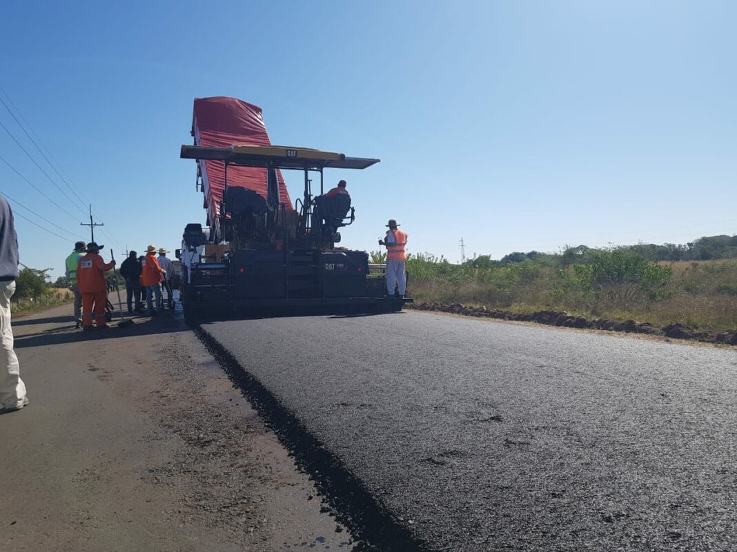 Inician asfaltado del acceso y calles de Isla Umbú