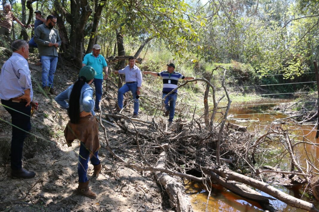 Coordinan limpieza de canales naturales en Ñeembucú