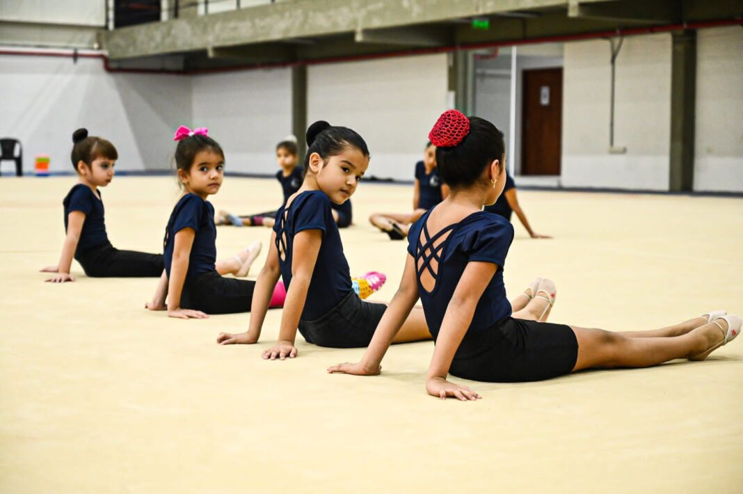 Estudiantes de la escuela deportiva de gimnasia