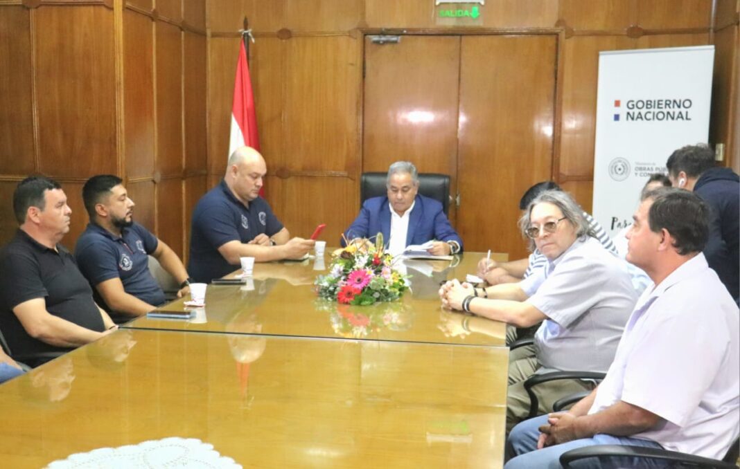 Reunión del ministro Rodolfo Segovia y gremios de camioneros