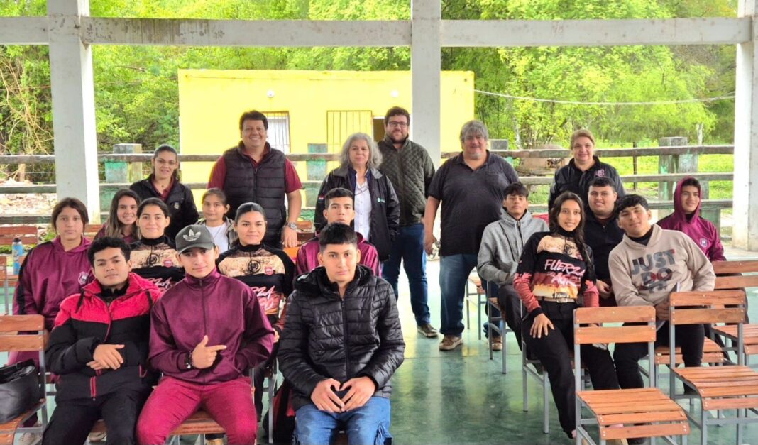 Capacitan a jóvenes de Alberdi en producción pecuaria